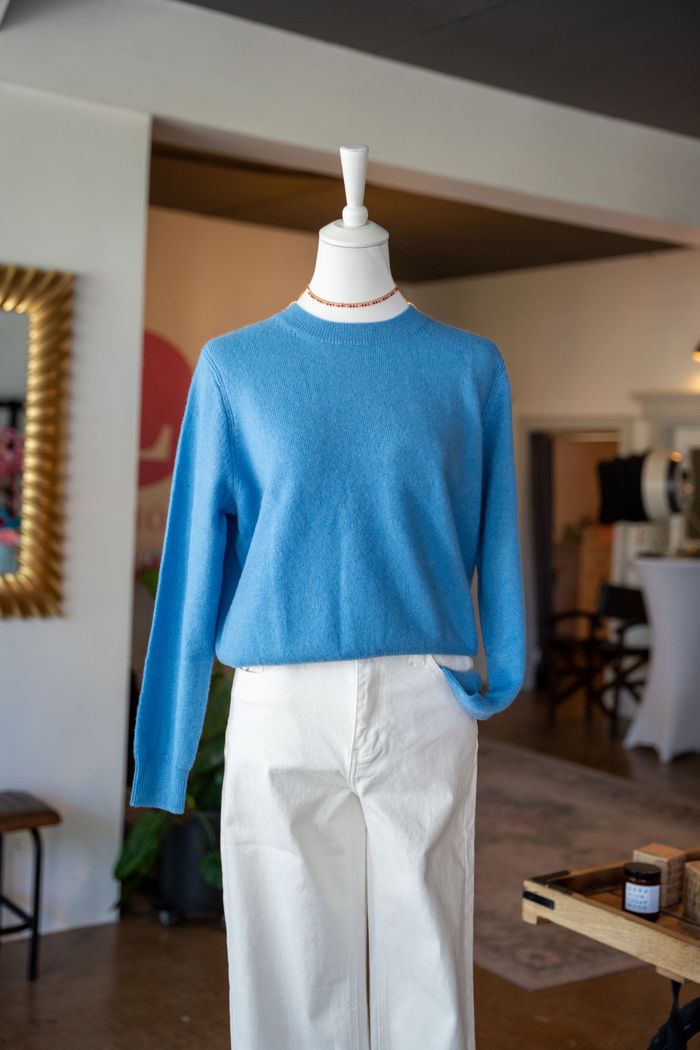 Winterblauer Pulli mit Rundhals
